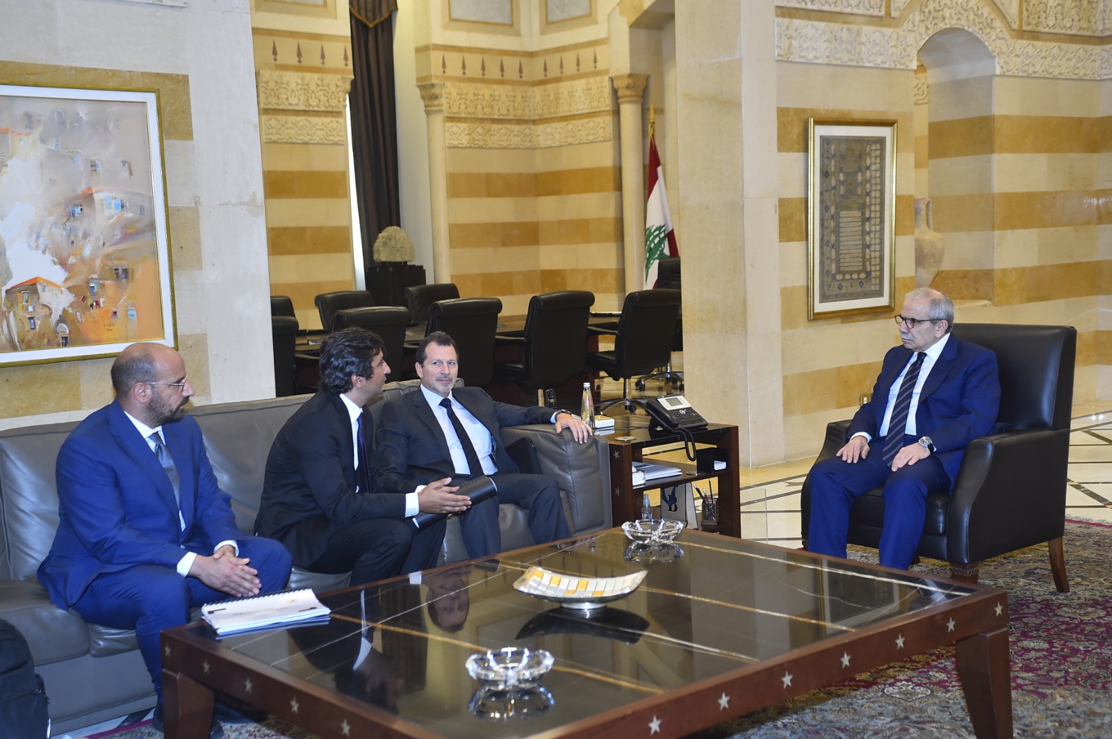 نواف سلام يستقبل وفد يوتلسات الفرنسية لبحث خدمات الإنترنت عبر الأقمار الصناعية