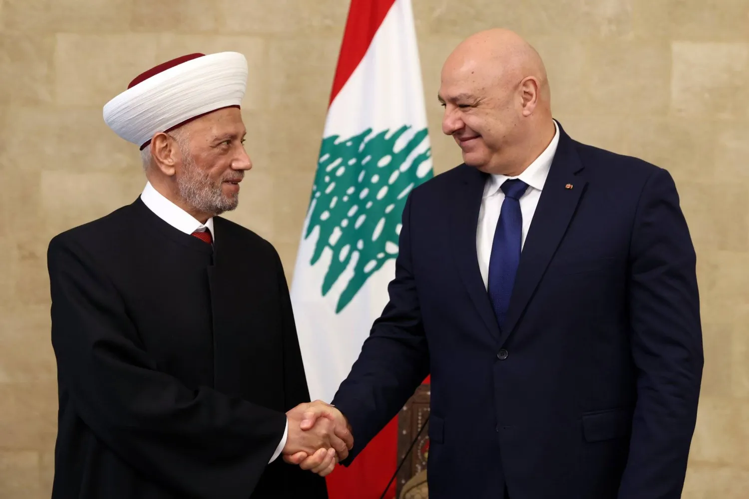 عون: اللبناني تعب ولم يعد يتحمل حرباً أخرى
المفتي دريان زاره وبري وأكد: لا يحمينا إلا الوحدة الوطنية... ولتطبيق القرار «1701»
