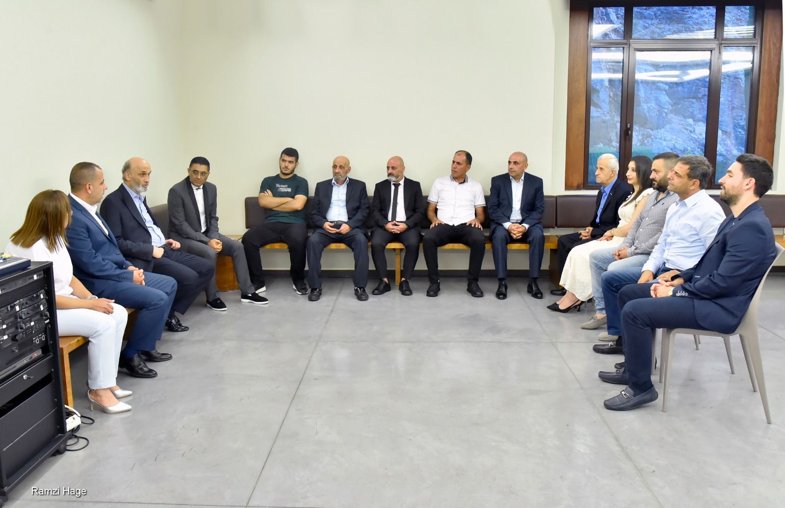 جعجع يستقبل وفدًا بلديًا من عشاش في معراب