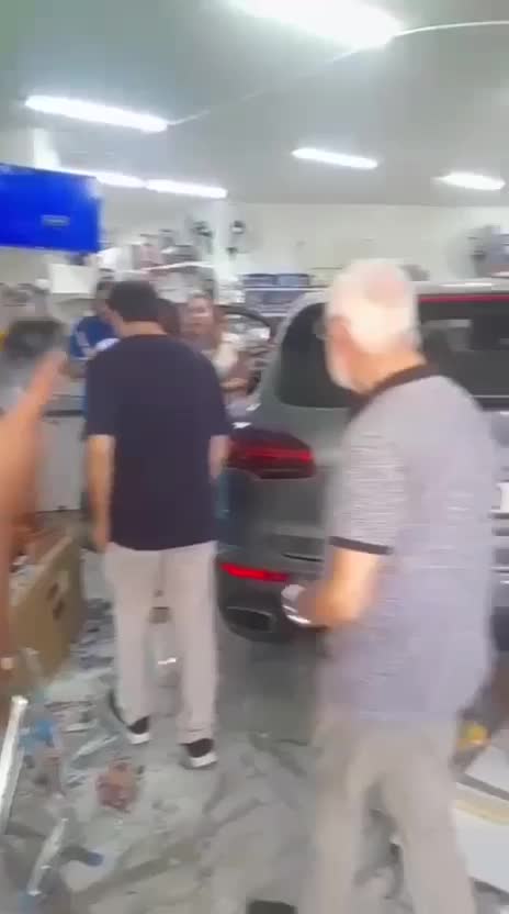 بالفيديو: سيارة تجتاح محلاً في عوكر!