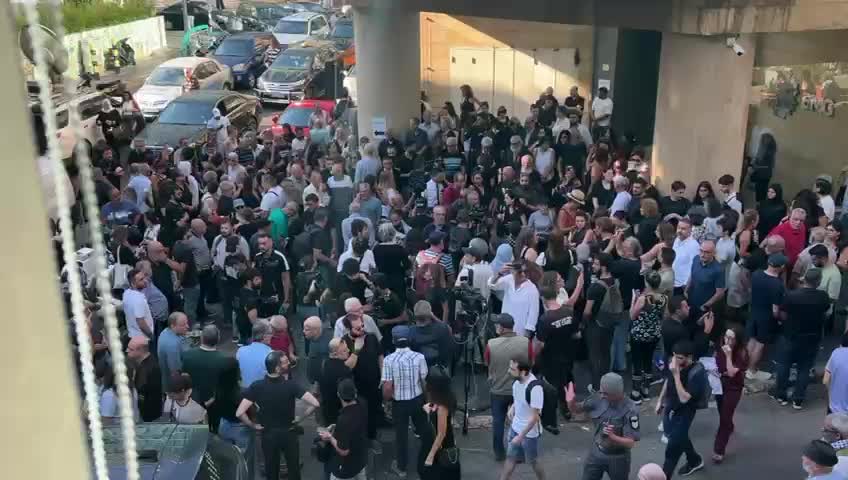 بدء التجمّع أمام مستشفى خوري في الحمراء لمواكبة جثمان زياد الرحباني