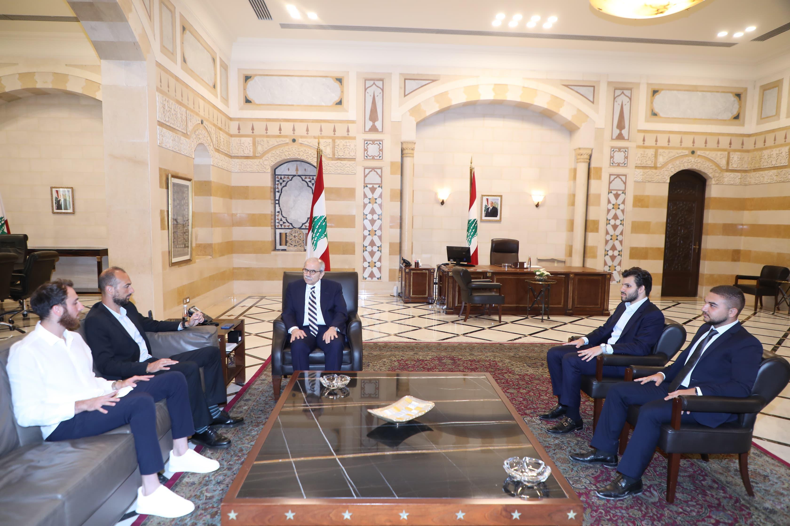نواف سلام استقبل وفدا من لاعبي كرة السلة