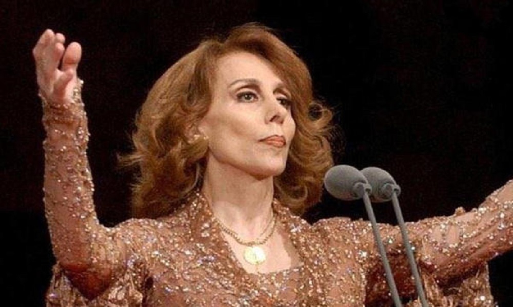 السيدة فيروز تغادر الكنيسة بعد تقبل التعازي