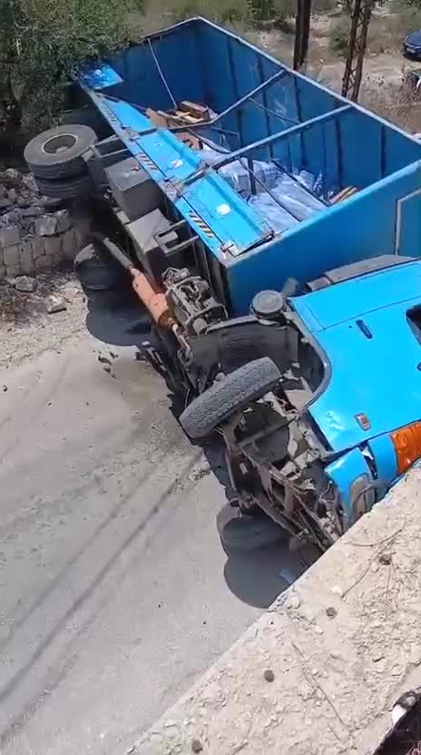 بالفيديو  جريح في سقوط شاحنة مياه على سيارة في راسنحاش