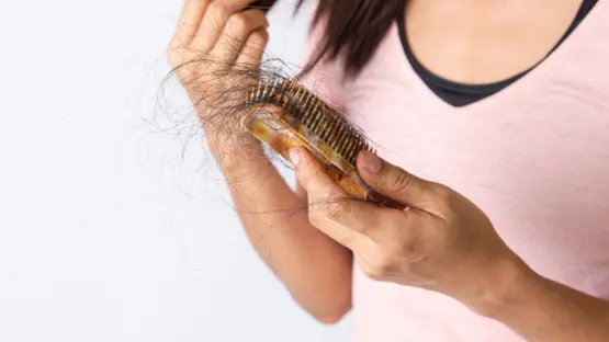 هل يتساقط شعرك؟ افحصي هذه الفيتامينات والمعادن