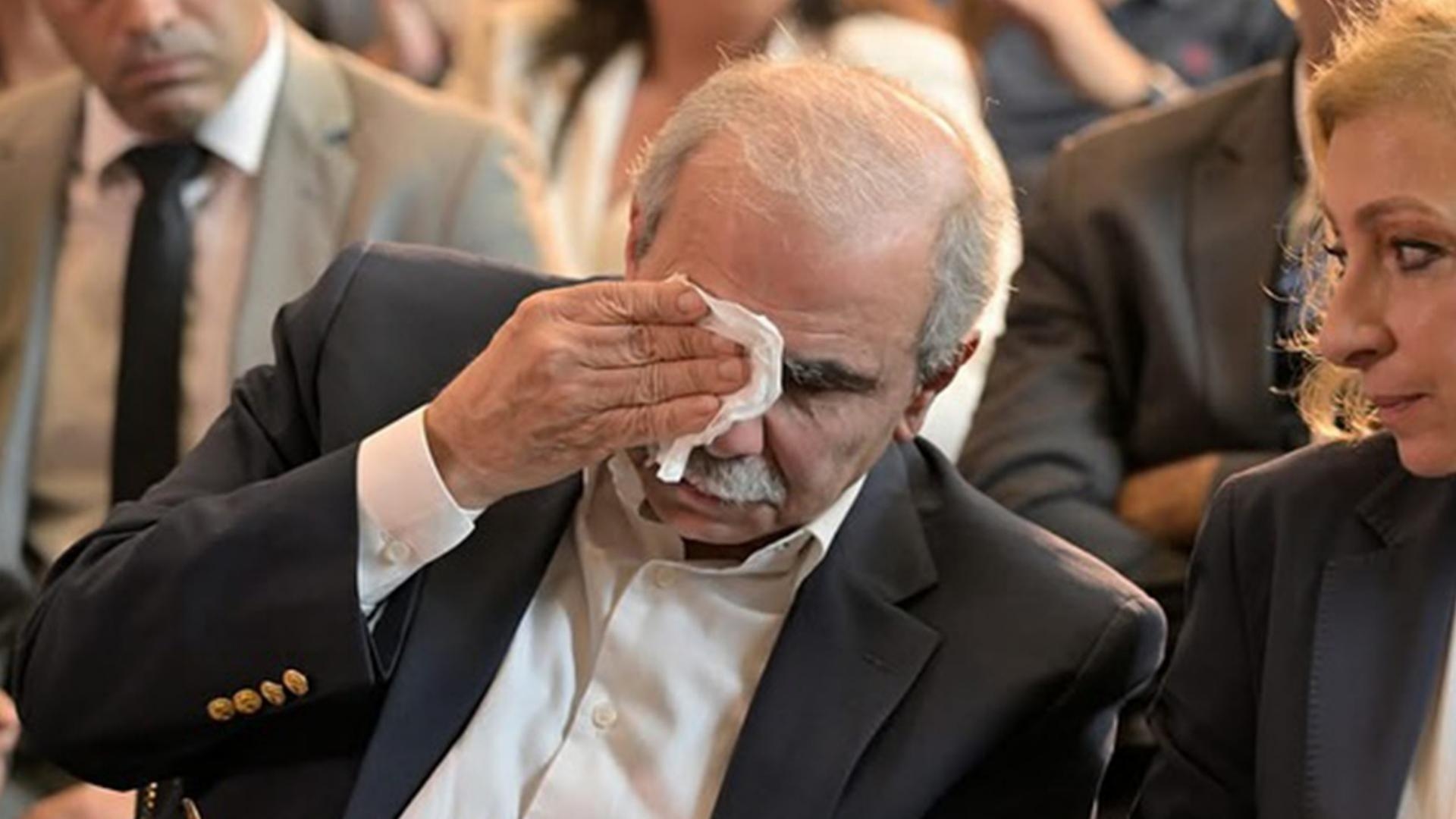نواف سلام يذرف الدموع تأثراً بشهادة والدة أحد ضحايا 4 آب: “ما زلت أعلّق أملي بكم”