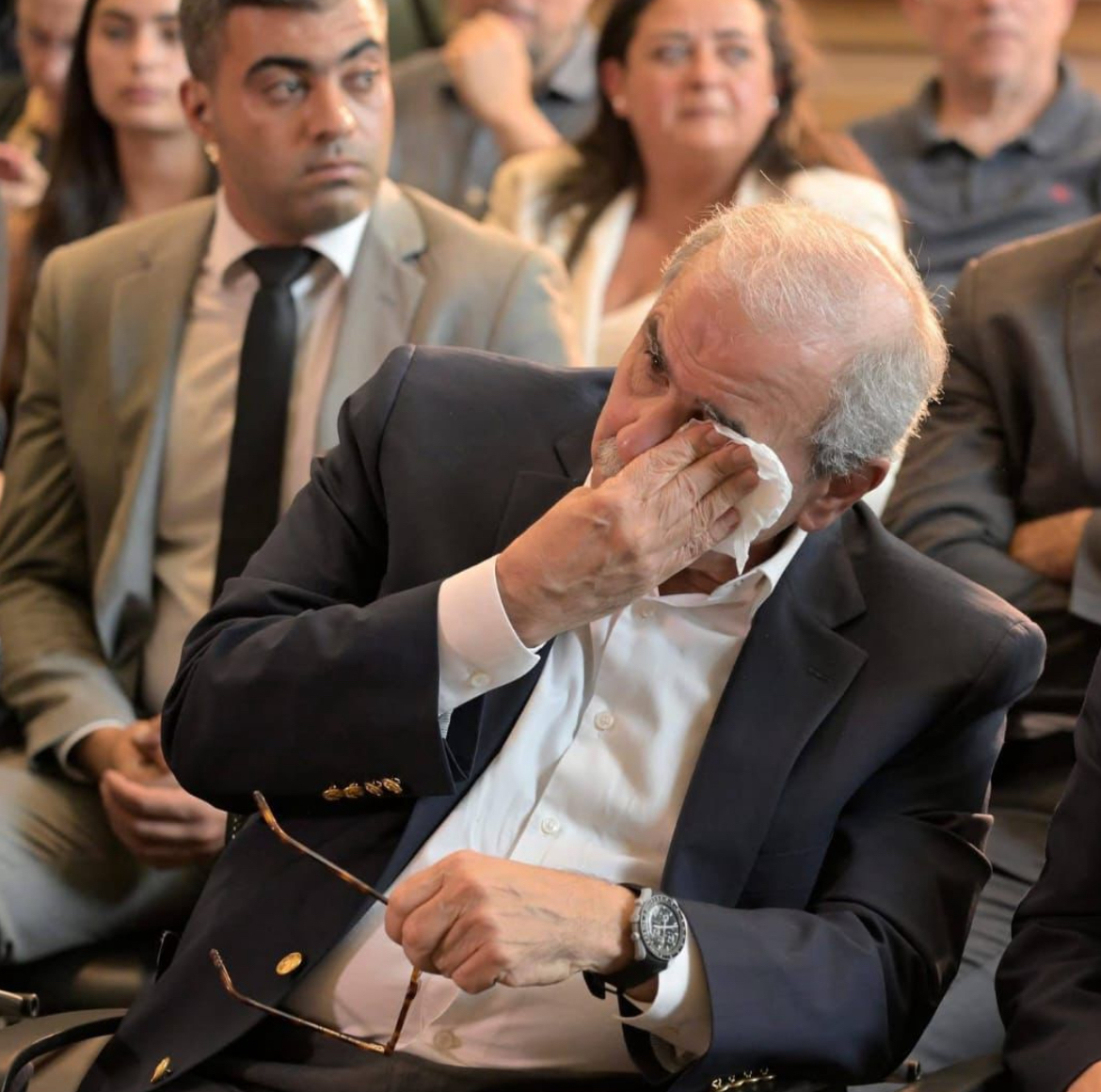 نواف سلام يذرف الدموع تأثراً بشهادة والدة أحد ضحايا 4 آب: “ما زلت أعلّق أملي بكم”