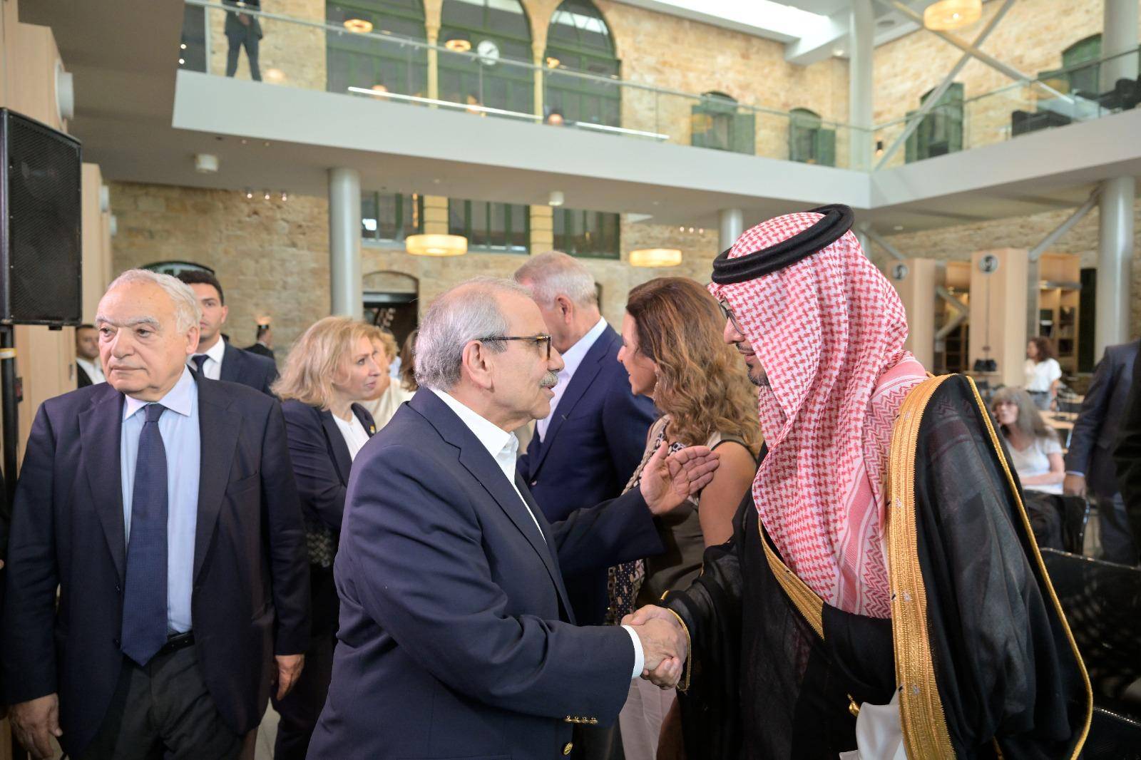 سلام والبخاري والحجار وعدد من الوزراء في جلسة حوارية حول تداعيات انفجار 4 آب