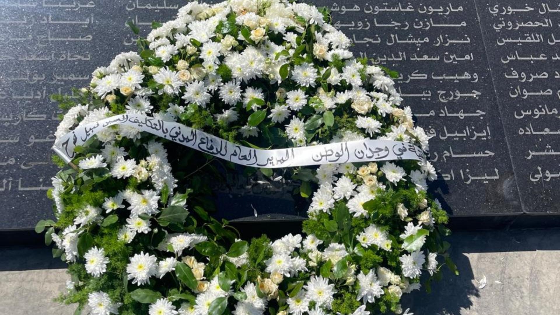 إكليلٌ من الزهر من الدفاع المدني إلى ضحايا المرفأ (صوَر)