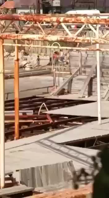 انقلاب سيارة على طريق بحر المعاملتين إثر انزلاقها نحو الشاطئ دون تسجيل إصابات