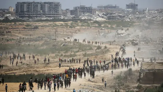 مأساة جديدة في غزة: مقتل 20 فلسطينياً بانقلاب شاحنة مساعدات وسط تفاقم أزمة الجوع