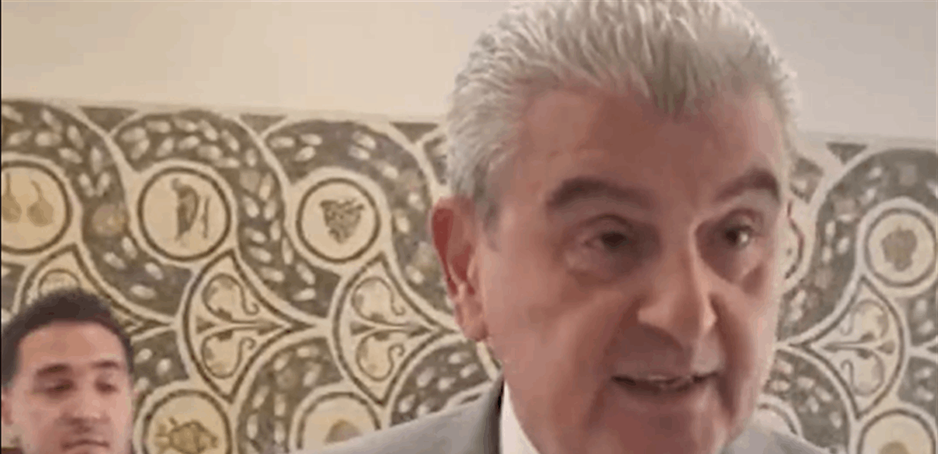 خلال دخوله إلى الجلسة.. هذا ما كان يحمله أحد الوزراء