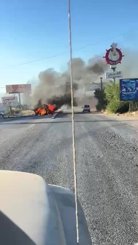 بالفيديو: إستهداف سيارة على طريق دمشق - بيروت