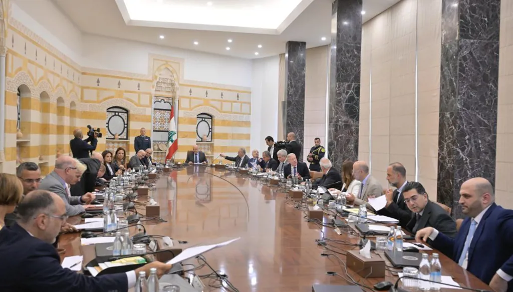 اول غيث العناد اهتزاز «ميثاقية» الحكومة<br />
بري يخرج عن «السمع» يدبروا راسهم... وتصعيد متدرج للـ«الثنائي»<br />
الحكومة تقرّ مقدمة ورقة براك وتعد بإنقاذ الاقتصاد!