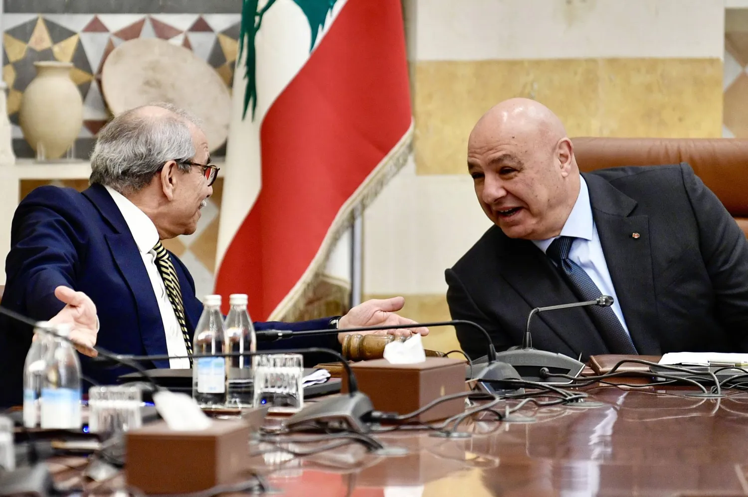 حكومة لبنان توافق على إنهاء الوجود المسلح لـ«حزب الله»... بغياب الوزراء الشيعة<br />
بري يرى أن الورقة الأميركية تتضمن أموراً ضد مصلحة بلاده... والحزب يهاجم سلام