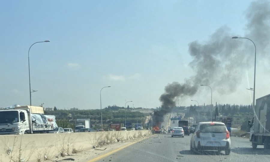 قتيل في استهداف سيارة على أوتوستراد الزهراني