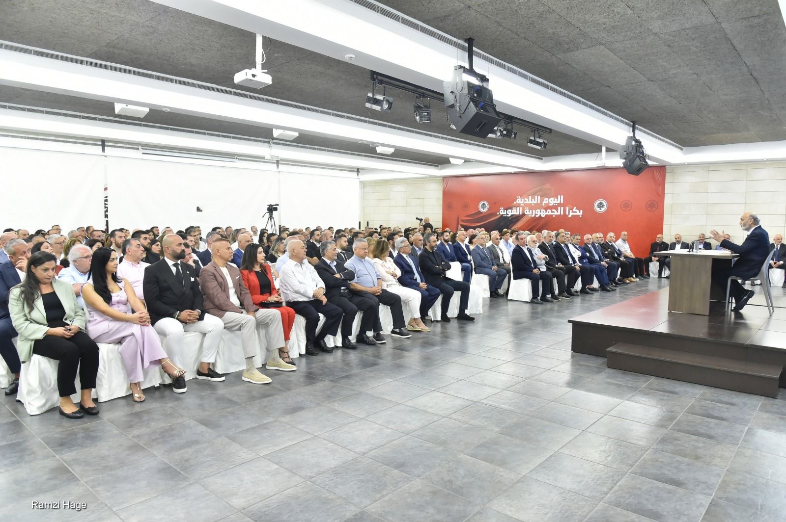 جعجع: لا تنظيمات مسلّحة غير شرعية في لبنان… أمسكنا طرف الخيط ونسير على السكة الصحيحة لبناء الدولة
