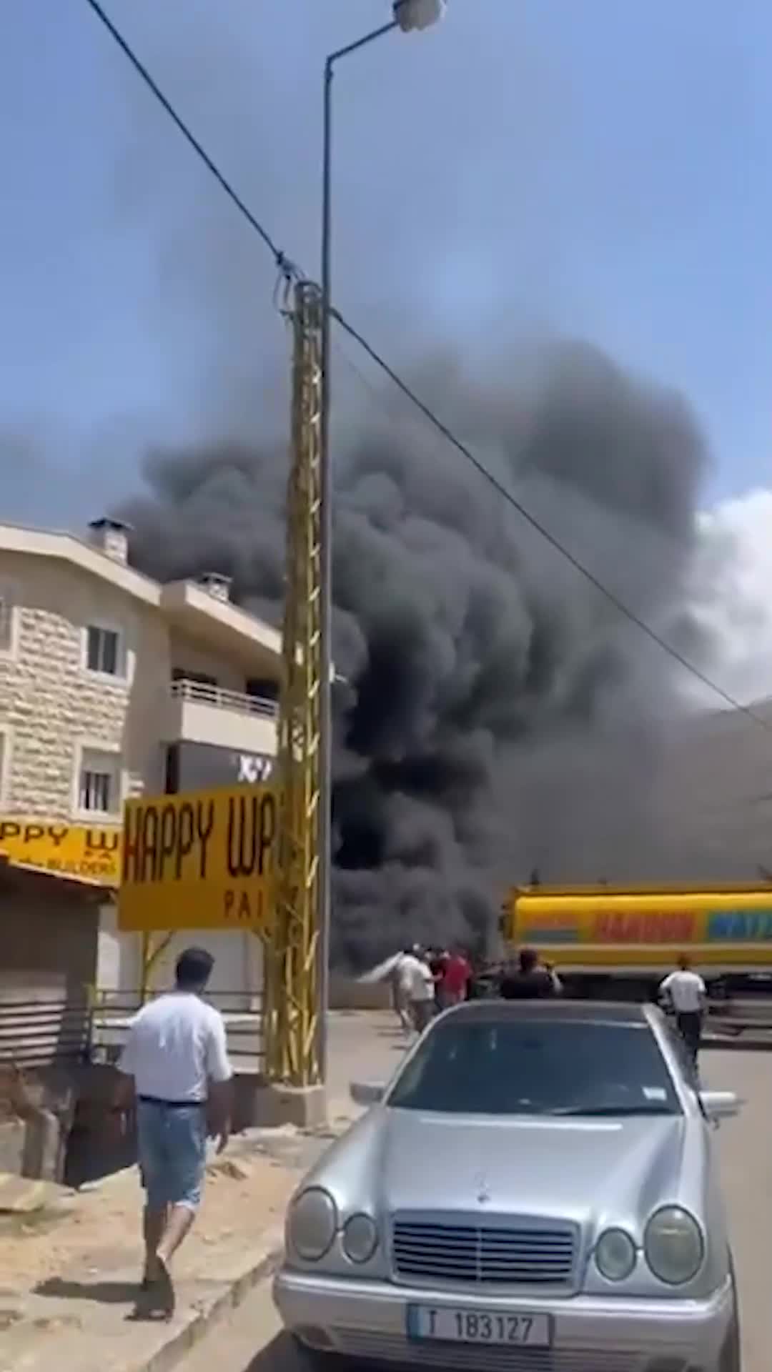 وفاة 3 أشخاص في حريق مستودع بكفردبيان