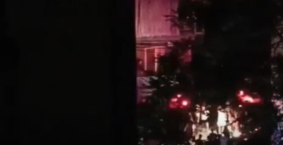 حريق كبير في شقة سكنية بزقاق البلاط وفرق الإطفاء تهرع إلى الموقع