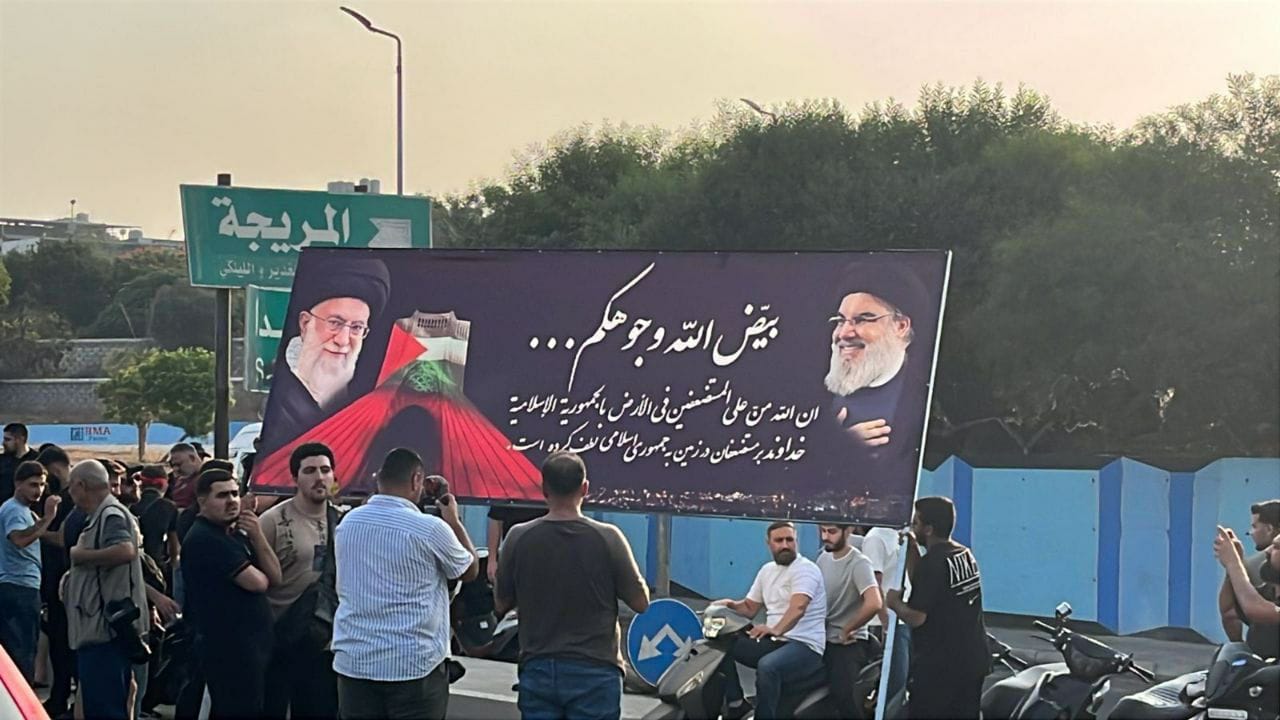 بدء تجمع مناصري حزب الله على طريق المطار ترقّبًا لوصول  لاريجاني