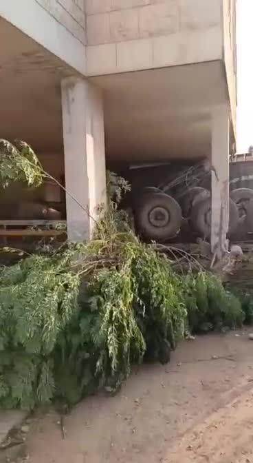 بالفيديو: إصابة خطيرة لسائق جراء اقتحام شاحنة مبنى في كسارة – زحلة