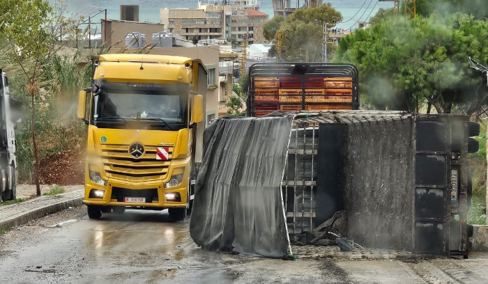 انقلاب شاحنة على طريق بسبينا - ⁧‫البترون‬⁩