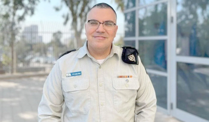 مغرورٌ يقهقه على تقطيع أوصالنا<br />
قبل كلّ غارة وبعد كلّ تحذير... إنذارات 