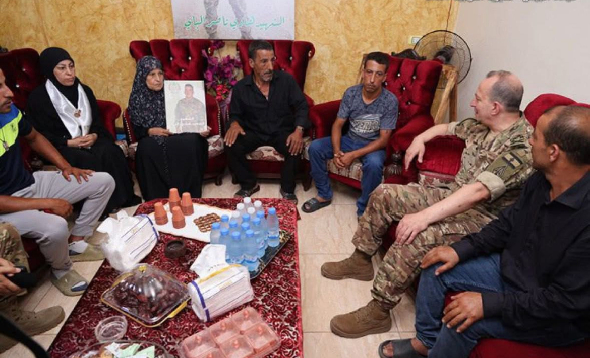 قائد الجيش يتفقد موقع انفجار وادي مجدل زون – زبقين ويزور قيادة اللواء الخامس