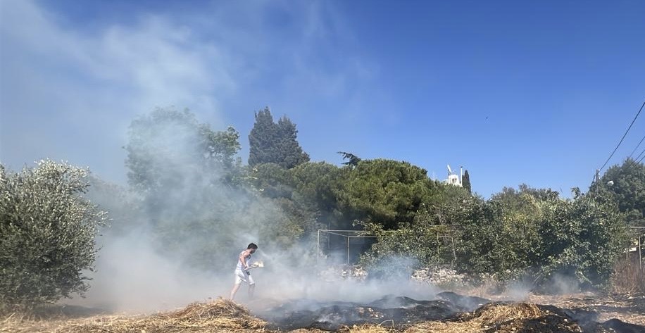 حريقان في بشعله وعبرين: السيطرة على عبرين وفرق الدفاع المدني تكافح انتشار النيران في بشعل