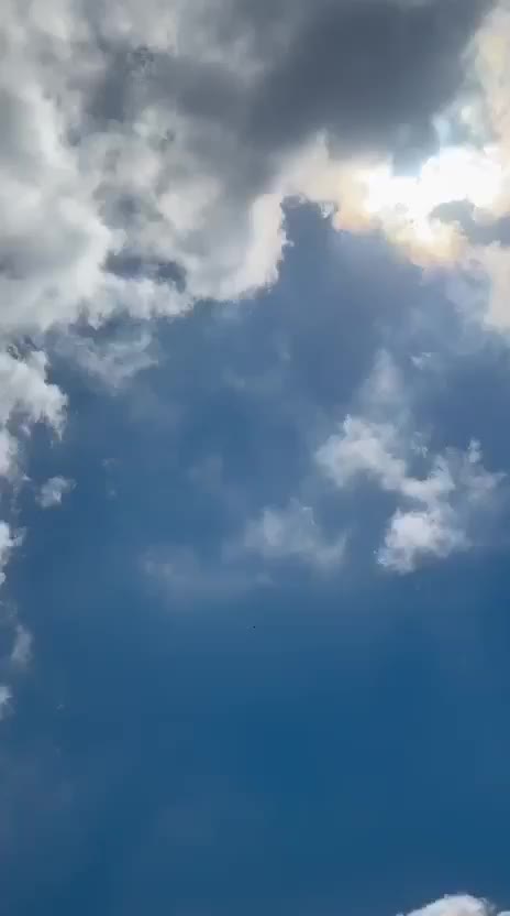 بالفيديو - نجاة شبان بعد استهدافهم بقنبلة صوتية في رامية