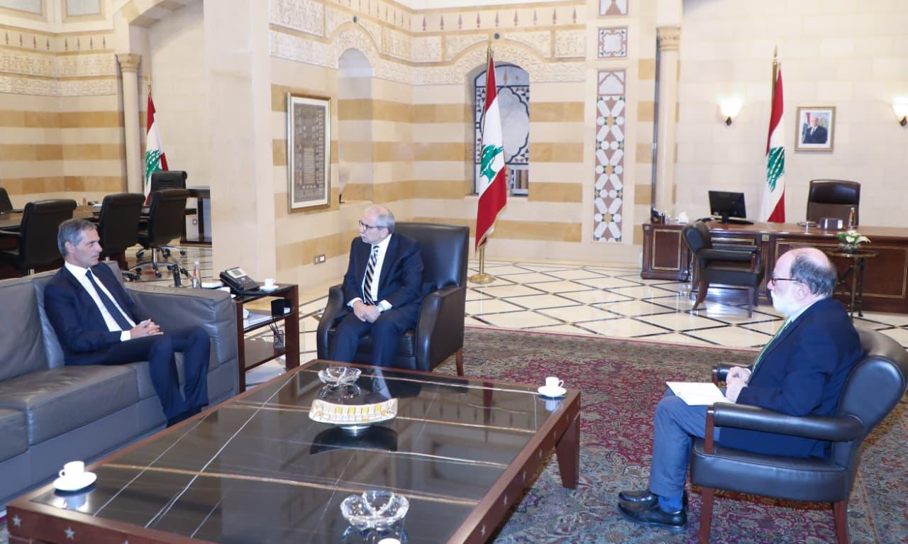 رئيس الحكومة نواف سلام يستقبل السفير البريطاني في السرايا