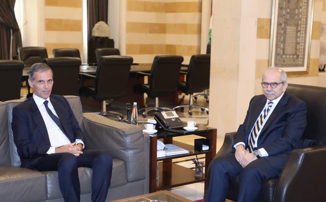 رئيس الحكومة نواف سلام يستقبل السفير البريطاني في السرايا