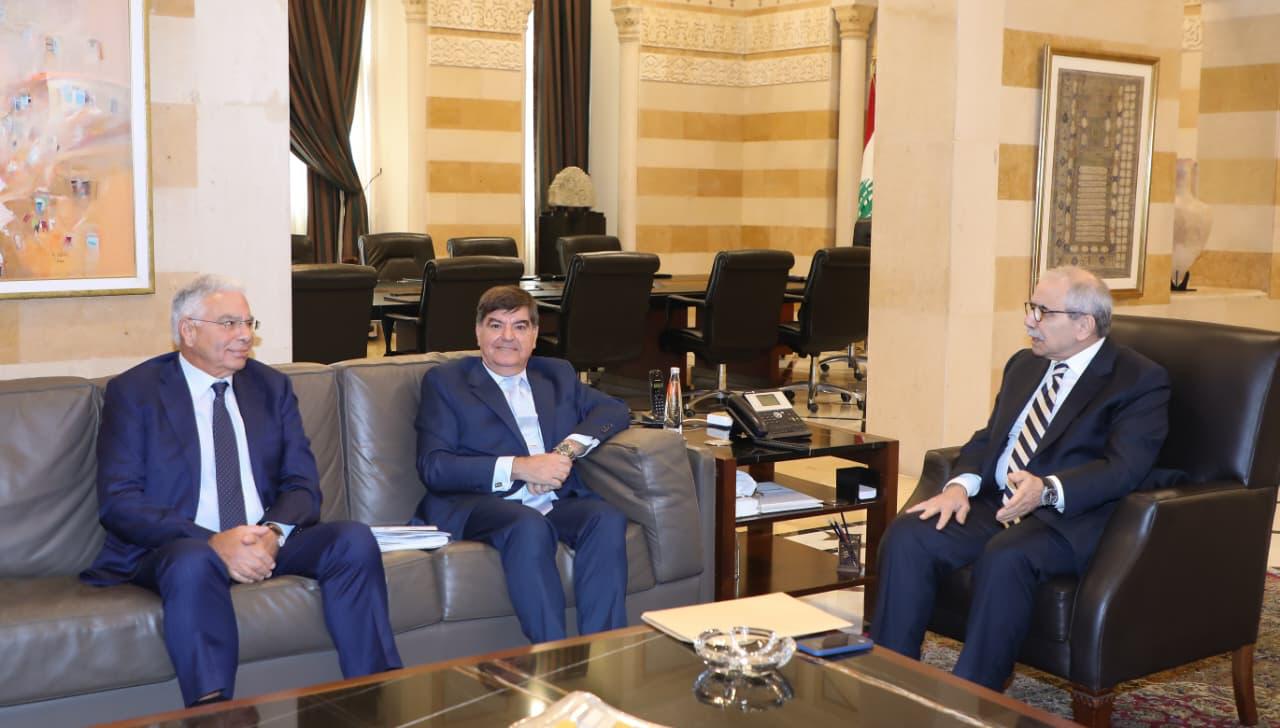 رئيس الحكومة نواف سلام يستقبل السفير البريطاني في السرايا