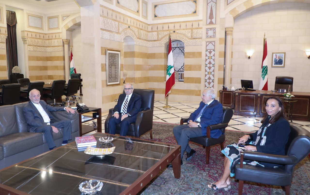 رئيس الحكومة نواف سلام يستقبل السفير البريطاني في السرايا