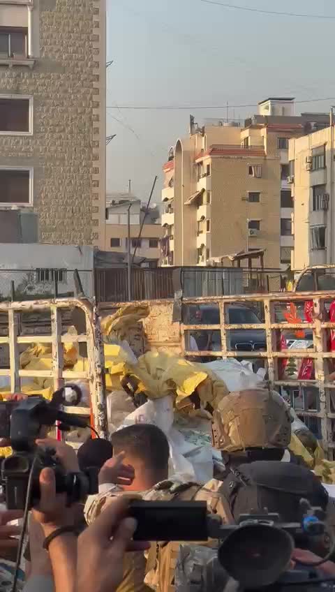 الجيش يتسلّم دفعة أسلحة من مخيم برج البراجنة