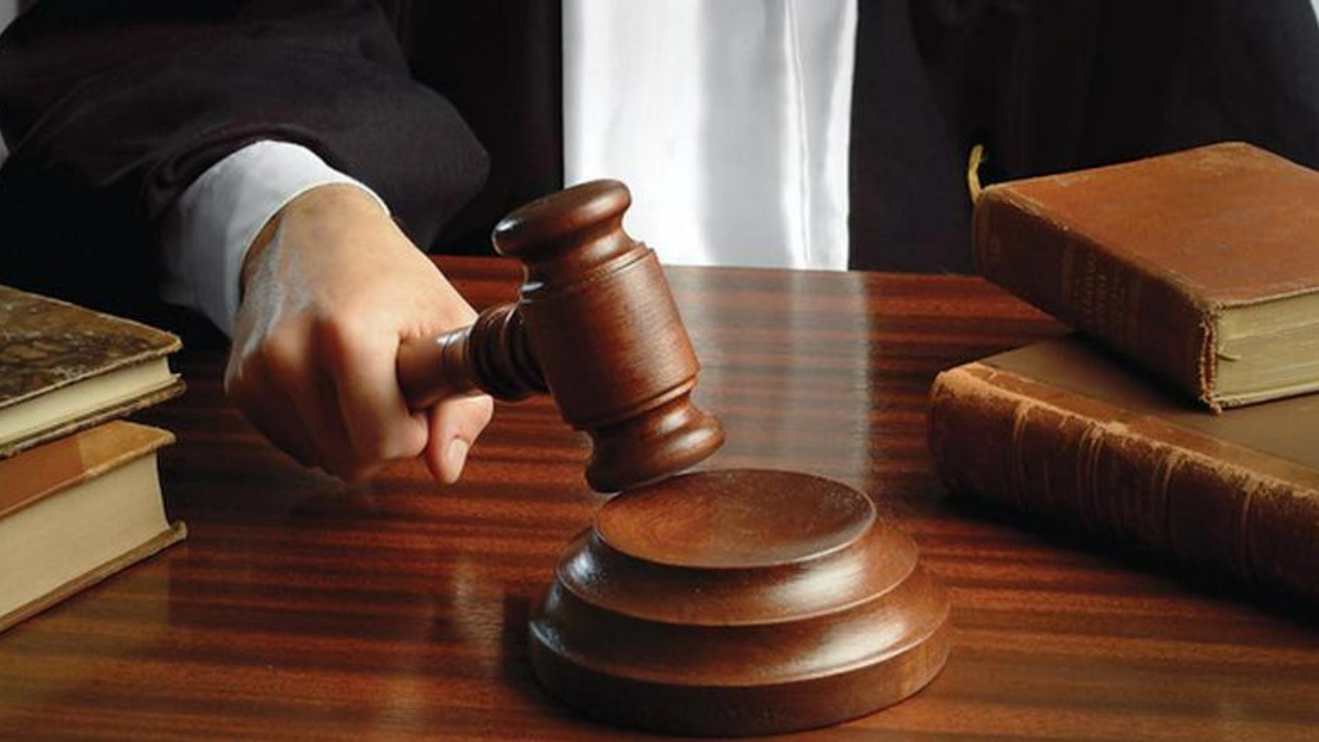 من قاعات المحاكم إلى قفص الاتهام... توقيف منتحل صفة محامٍ!