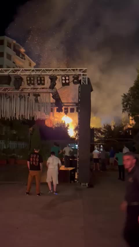(بالفيديو) حريق بالقرب من أوتيل قادري في زحلة يثير الهلع بين السكان