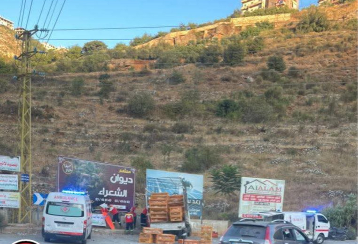 إصابة شخص في انحراف شاحنة محمّلة بالدجاج