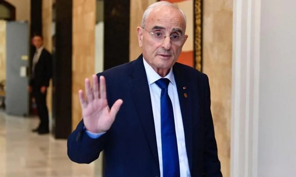 وزير الدفاع يصل إلى دولة الكويت