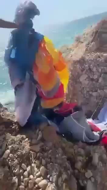 بالفيديو: سقوط شاب في خلال ممارسته الطيران المظلّي في جبيل