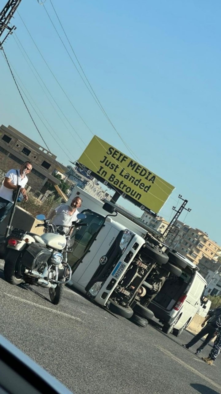 انقلاب شاحنة على أوتوستراد البترون وزحمة سير خانقة