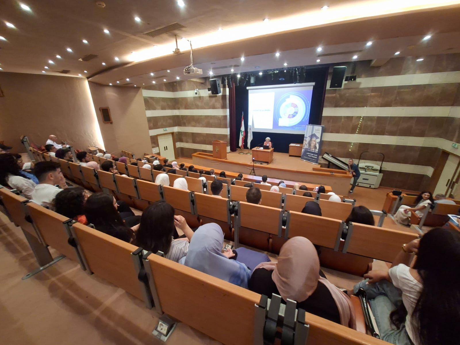 وزيرة التربية تلتقي بالطلاب المتفوقين وتبحث شراكات تربوية  مع نواب ومؤسسات دولية