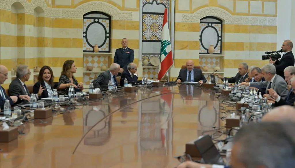 الحكومة لا تتراجع تجنباً للضغوط الأميركية... خطة حزب الله لإسقاط قرار حصر السلاح؟