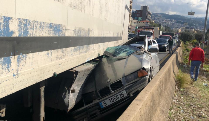 حادث سير بين شاحنة وسيارة في عمشيت