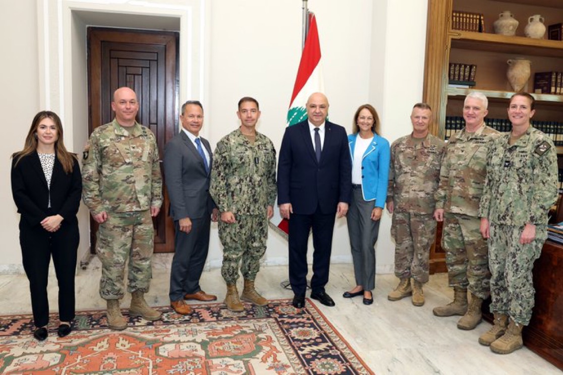 الرئيس عون يستقبل قائد المنطقة الوسطى الأميركي:  للضغط على إسرائيل وتأكيد  استمرار دعم الجيش اللبناني