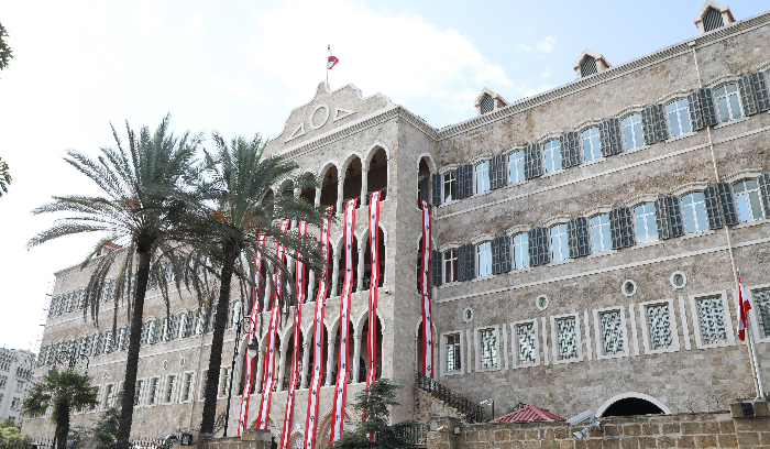 في ذكرى الاستقلال... العلم اللبناني يغطّي السّراي