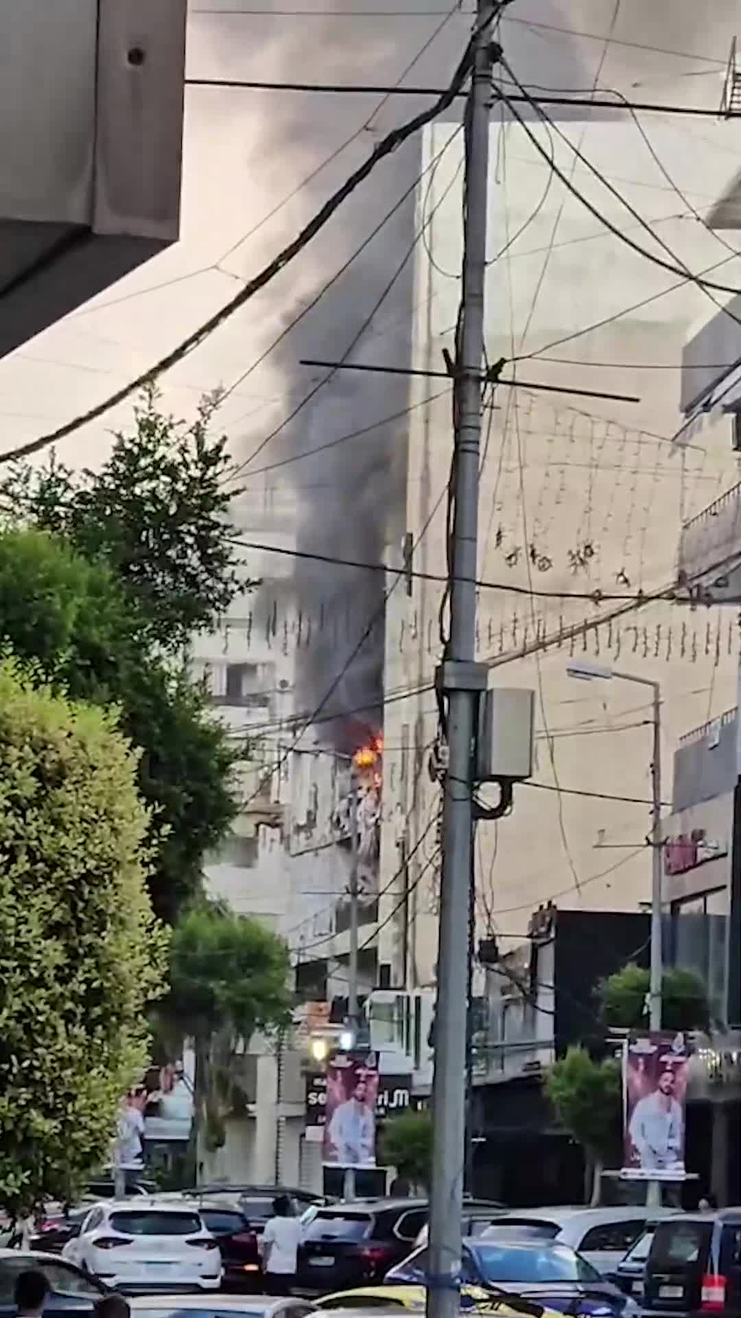 حريق كبير في مبنى سكني في الزلقا