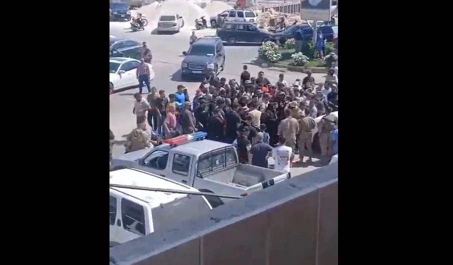 إشكالٌ كبير بين الأهالي والقوى الأمنيّة… توتّر وإشعالُ إطارات!