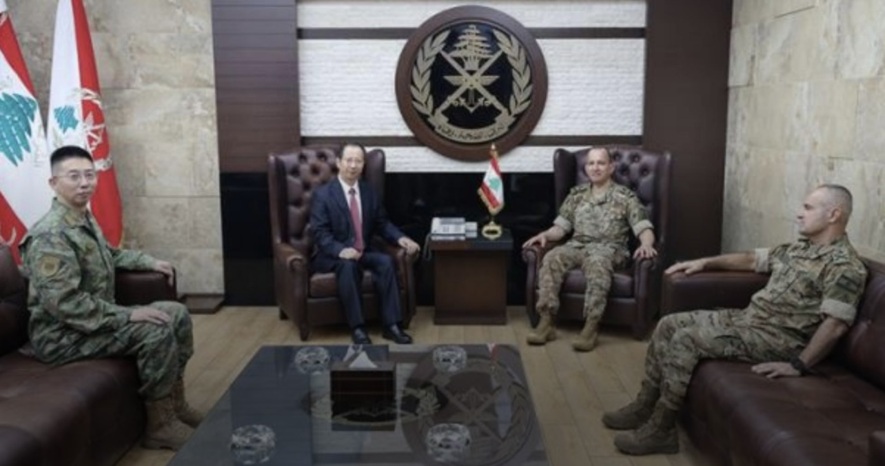 قائد الجيش عرض مع السفير الصيني للأوضاع