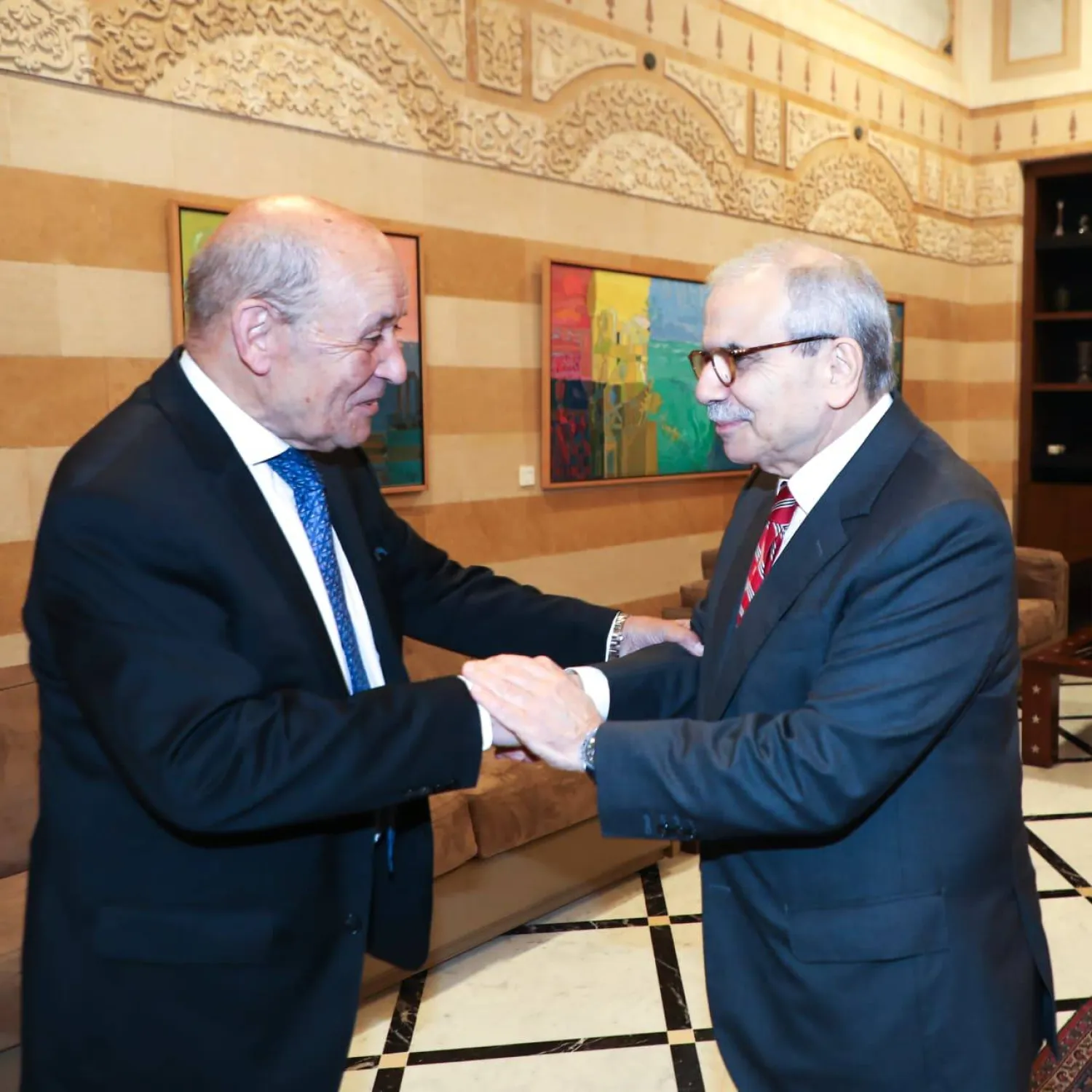 دعم الجيش اللبناني يتصدر مباحثات الموفد الفرنسي إلى بيروت<br />
لودريان: قرارات حصرية السلاح تساعد على زيادة الدعم الخارجي